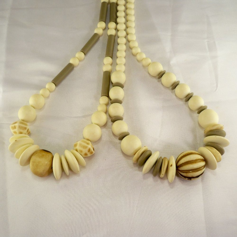 2 Synthetic Beeds Necklace